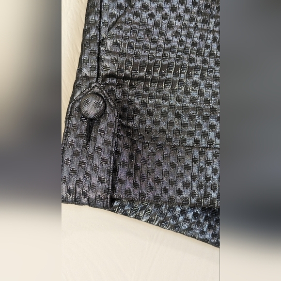 EXPRESS Silver Metallic Business Booty Shorts! Size 00 - Picture 3 of 9